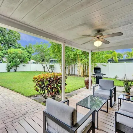 Villa 3 Min. Walk To Wilton Drive, Pool And Huge Yard